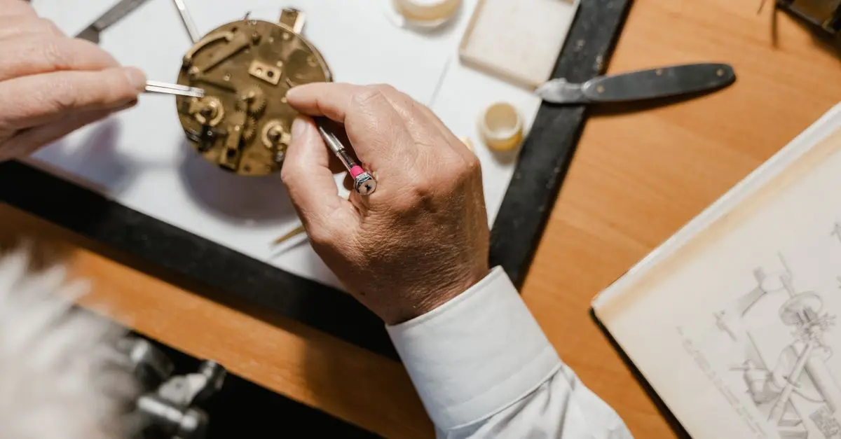 Les accessoires essentiels pour l'entretien de votre montre de luxe